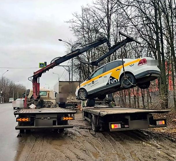 Манипулятор поднимает автомобиль из кювета