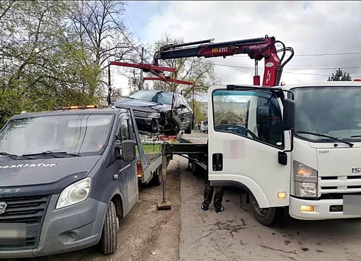 Манипулятор грузит автомобиль после ДТП